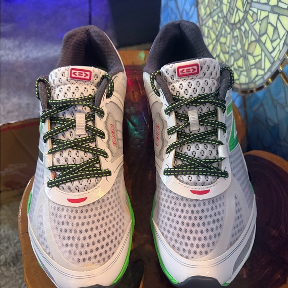 New Balance Mens hiking/running shoes. Size 10 - Picture 2 of 6